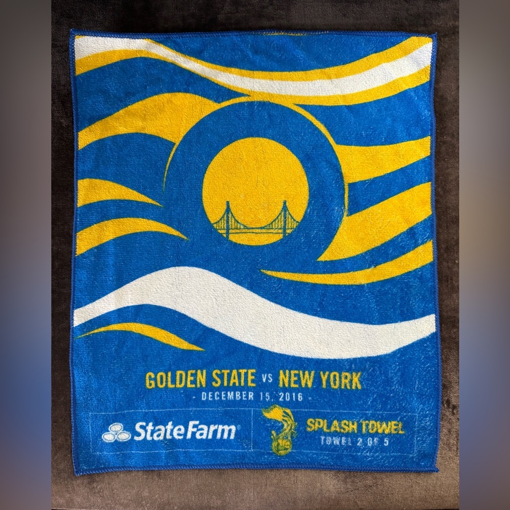 Golden State Warriors vs New York Knicks Blue and Yellow Splash Towel 12/15/2016